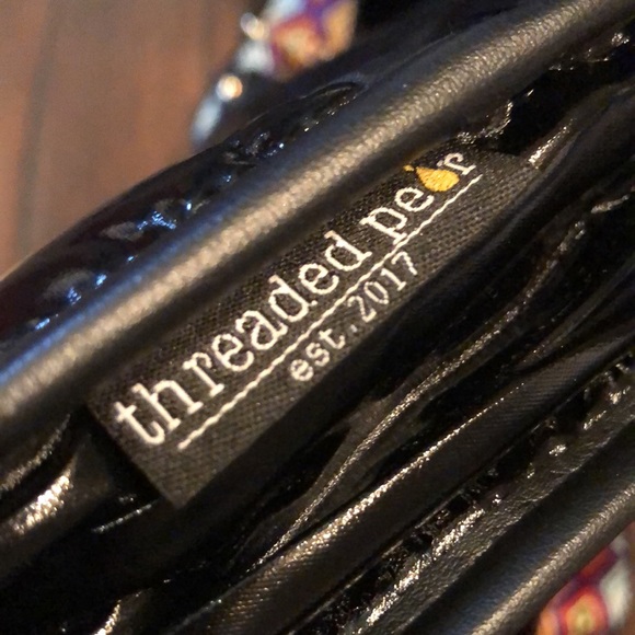 🍐 Puffy lightweight nylon messenger bag, wide abstract strap, gold tone clip - Picture 4 of 15